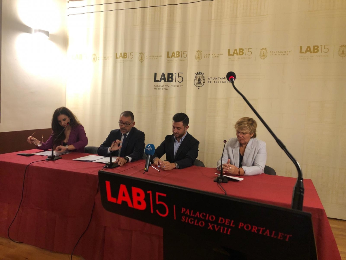 Los participantes en la mesa de la jornada sobre turismo de la FEMP.