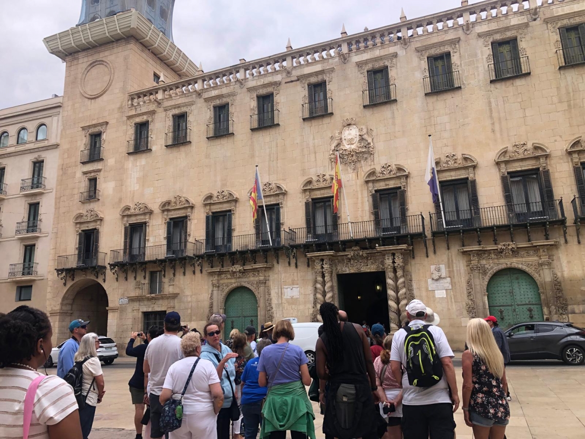 Alicante supera las 900.000 personas ocupadas en el tercer trimestre de 2025, impulsada por el tirón turístico