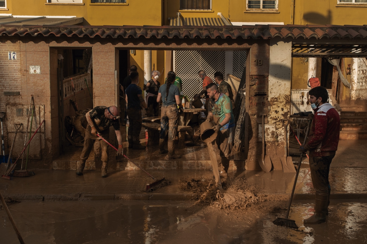 Voluntarios limpian las calles durante la Dana - Alfons Rodríguez Voluntarios limpian las calles durante la Dana