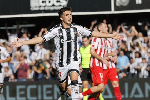El Castellón formaliza el traspaso de Álex Calatrava al Espanyol
