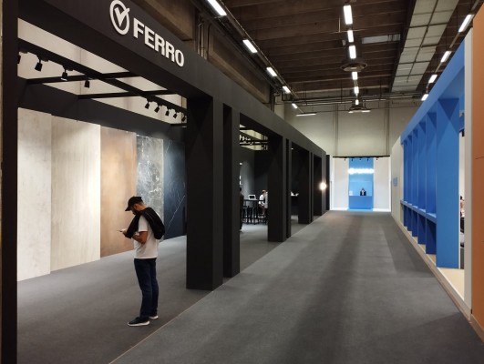 Ferro regresa a Cersaie un lustro después y promete dar guerra tras volver a la vida