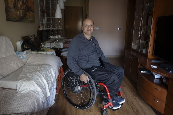 Más de tres meses sin ascensor: la Dana que encerró a David en su casa