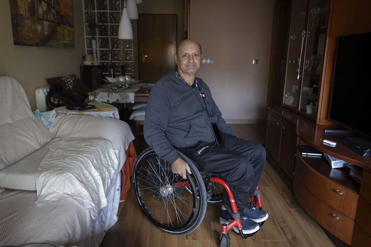 Más de tres meses sin ascensor: la Dana que encerró a David en su casa