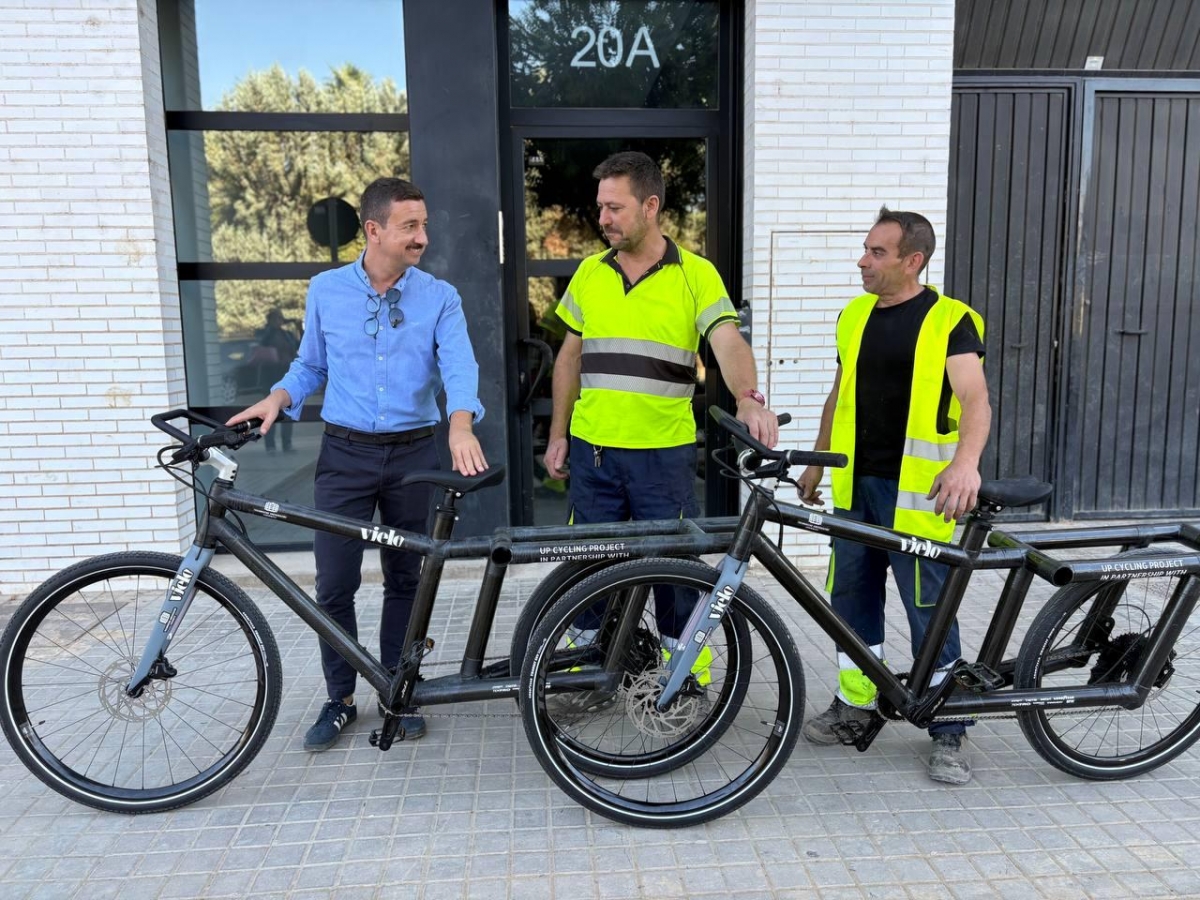 Dos bicicletas recicladas de un avión llegan a Catarroja desde Alemania