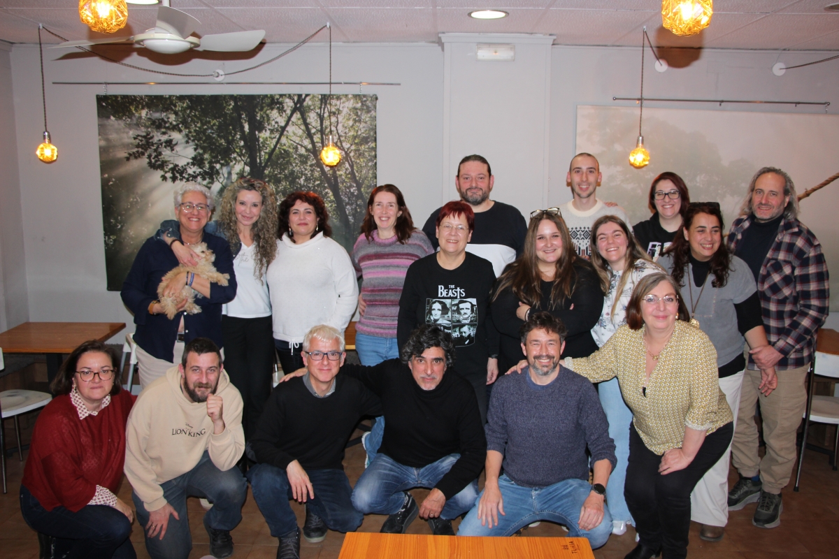 Cena de hermanamiento que reúne a la organización, los asistentes, y los autores y autoras invitados del Golem Fest