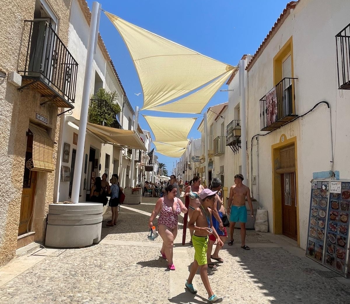 Compromís acusa al PP de instalar los toldos de Tabarca aun sabiendo que Cultura no los autorizaba