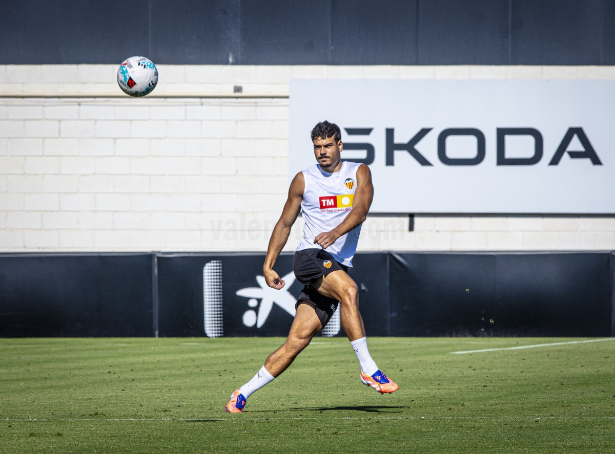 Foulquier y Ugrinic no se ejercitan con el Valencia por molestias en la rodilla