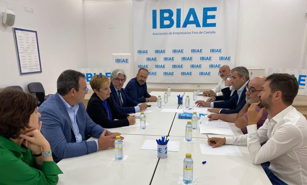 Ibiae traslada a la consellera las demandas de la Foia de Castalla: del suelo industrial al futuro del sector de la muñeca