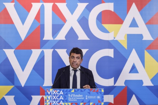 Mazón intenta lograr el respaldo de las autonomías y reconciliarse con la sociedad civil en el acto del 9 d'Octubre
