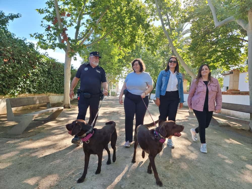 Riba-roja y la Unidad Canina de la Policía Local impulsan una iniciativa para acompañar a personas con enfermedad mental