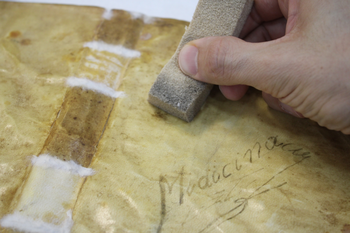 El MuVIM restaura un manuscrito del siglo XVIII del médico valenciano Juan Vicente Estruch