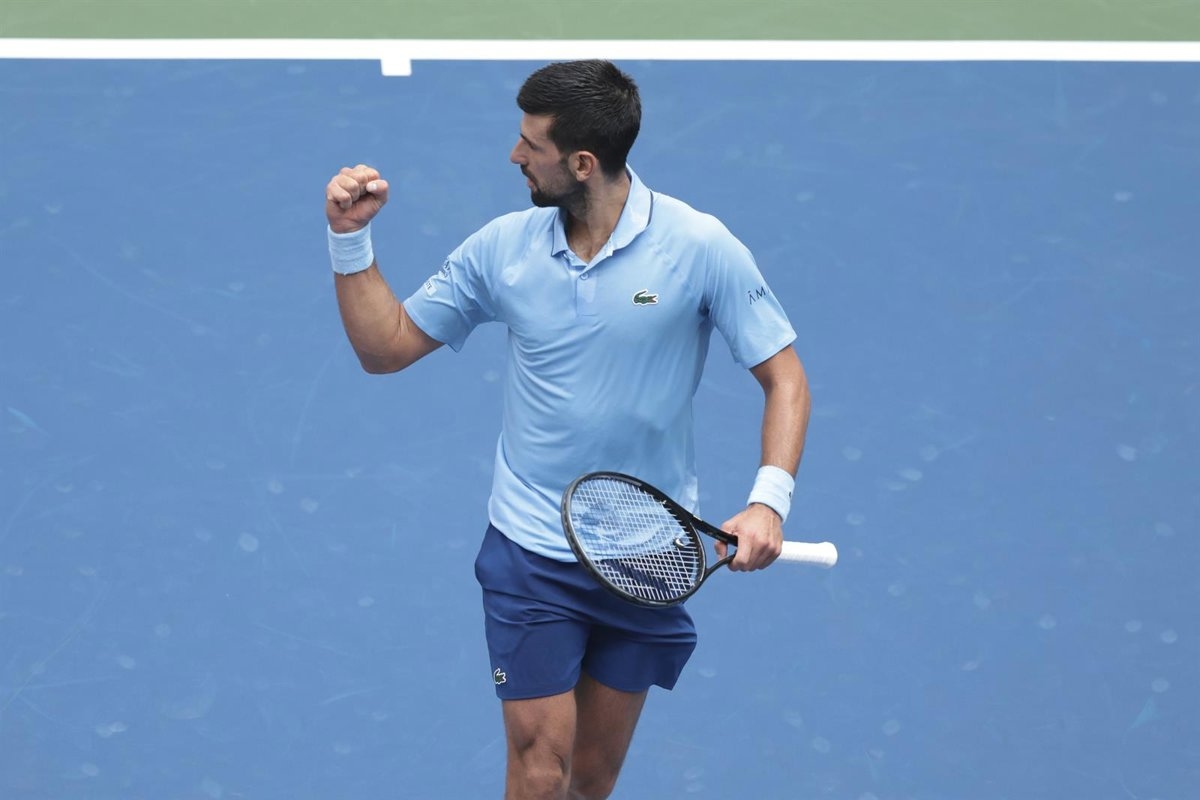 Novak Djokovic se sobrepone a los problemas físicos para eliminar a un gran Jaume Munar en Shanghái
