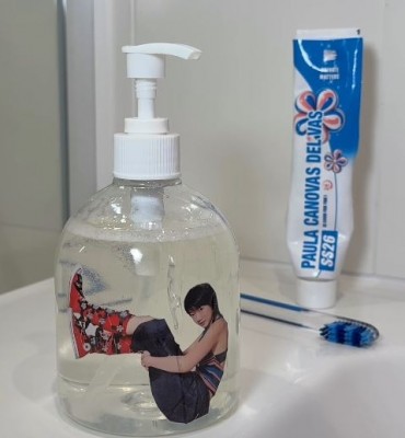 La diseñadora murciana Cánovas del Vas realiza una performance en un cuarto de baño en la Semana de la Moda de París