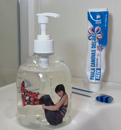 La diseñadora murciana Cánovas del Vas realiza una performance en un cuarto de baño en la Semana de la Moda de París