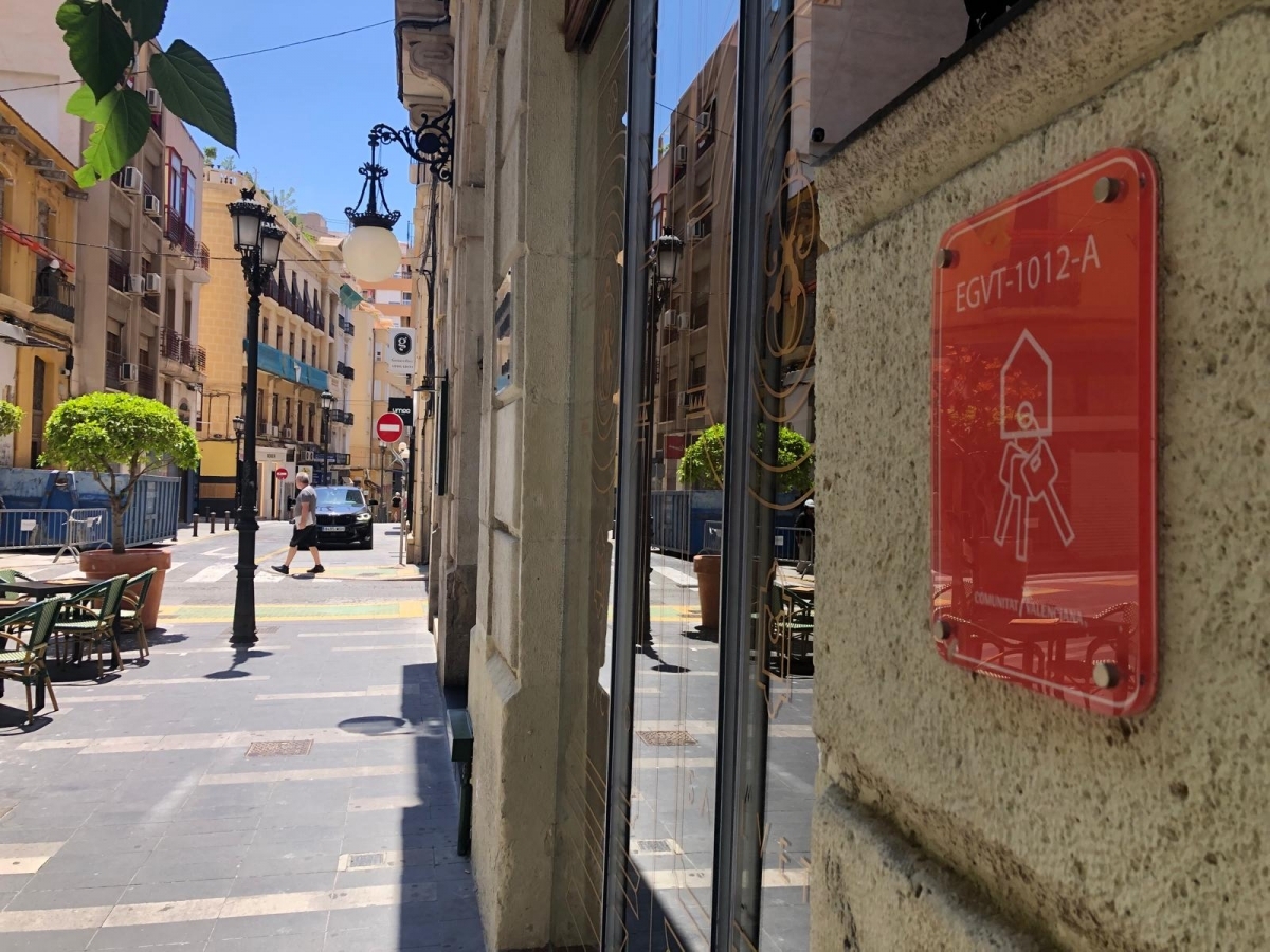 Orden a los pisos turísticos en Alicante: los empresarios piden consenso; la oposición, control