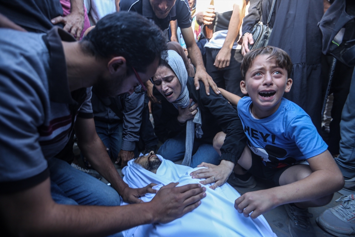 Una familia palestina llora el asesinato de un familiar en un ataque israelí.