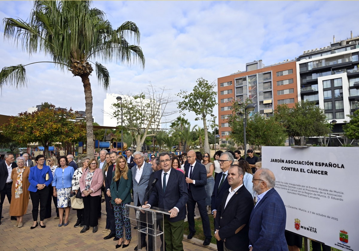 Murcia dedica un jardín de Santiago y Zaraíche a la Asociación Española Contra el Cáncer