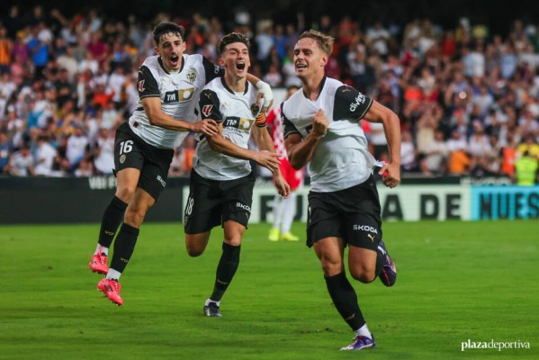 Dani Gómez 'se agarra' al escudo del Valencia