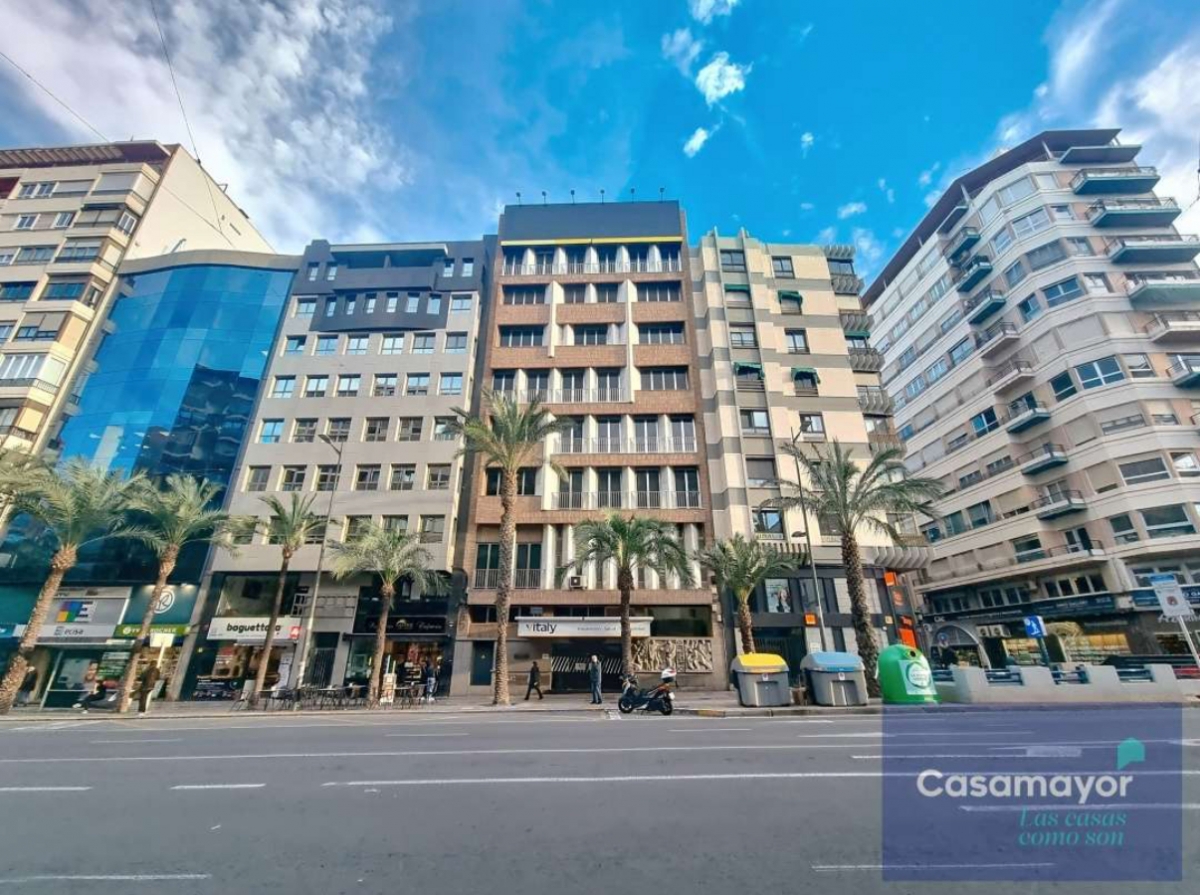 El edificio en Alfonso el Sabio, en Alicante, protagonista de la venta. - Foto: PLAZA/Inmobiliaria Casamayor