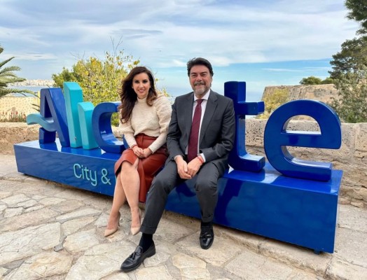 Alicante reconoce la labor de Ramón Riquelme y del hotel Casa Alberola en el Día del Turismo