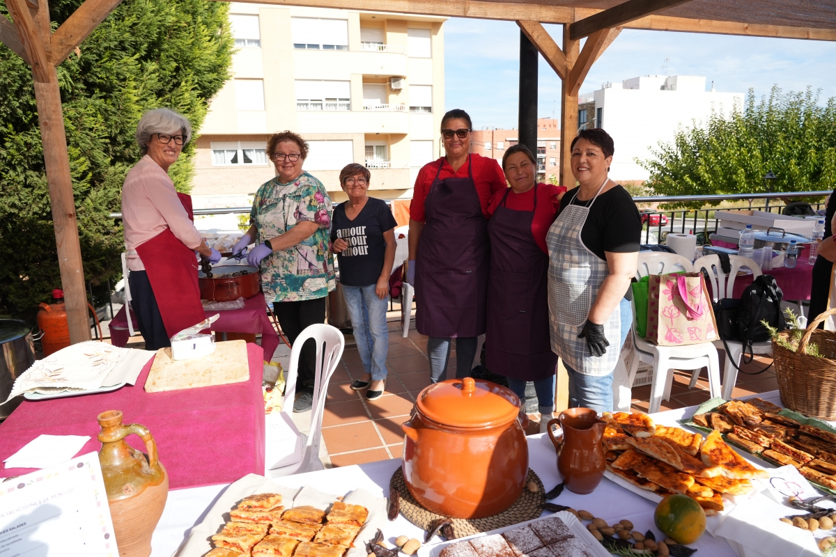 L’olleta: más de cincuenta mujeres cocinan memoria i territorio en Vilafamés