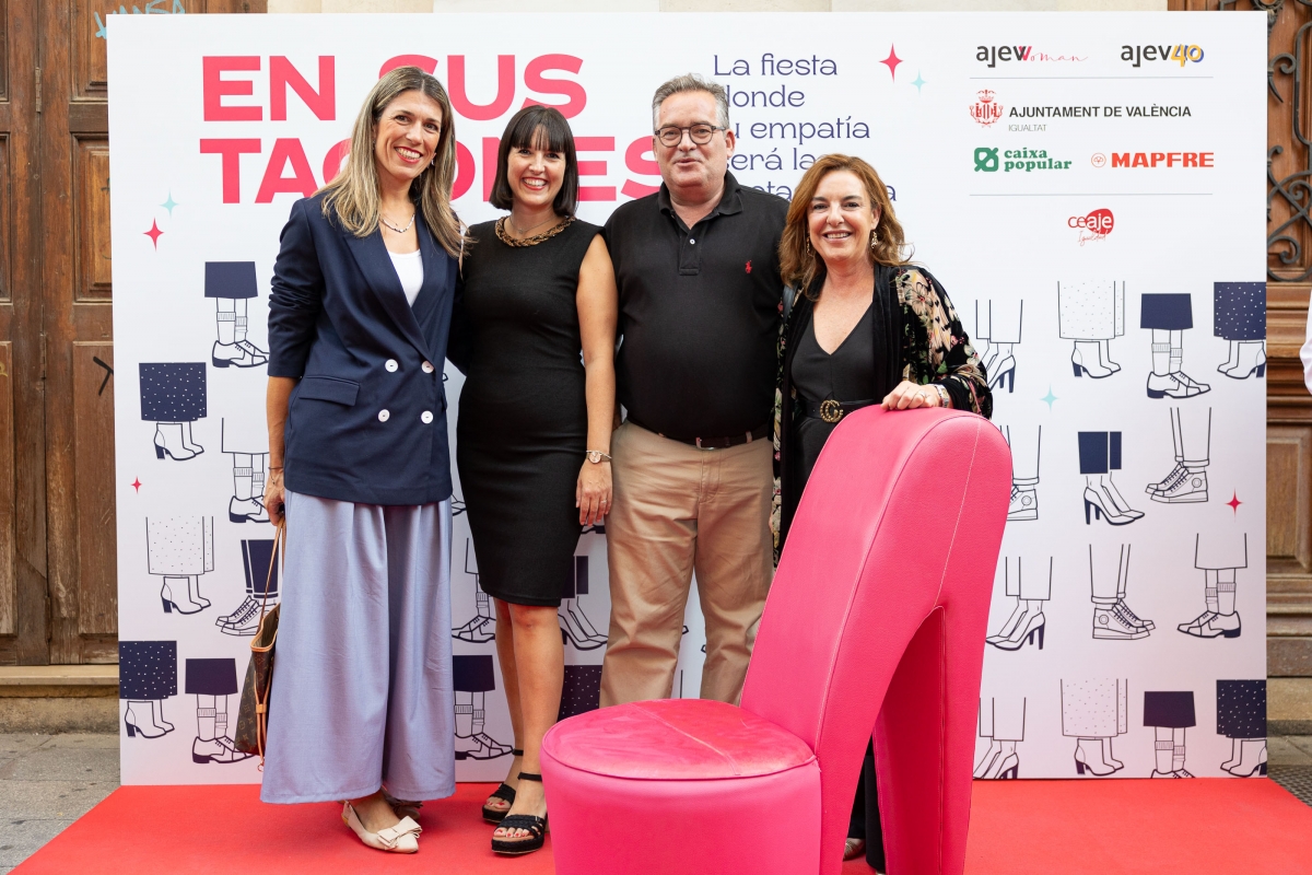 En sus Tacones convierte el teatro Talia en altavoz del cambio