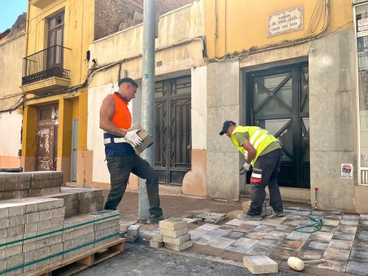 Castelló instala el adoquinado en la calle Trinidad por las obras de la Zona de Bajas Emisiones