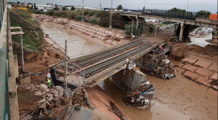 Obstrucción por el viaducto de la línea de Cercanías entre Massanassa y Catarroja.