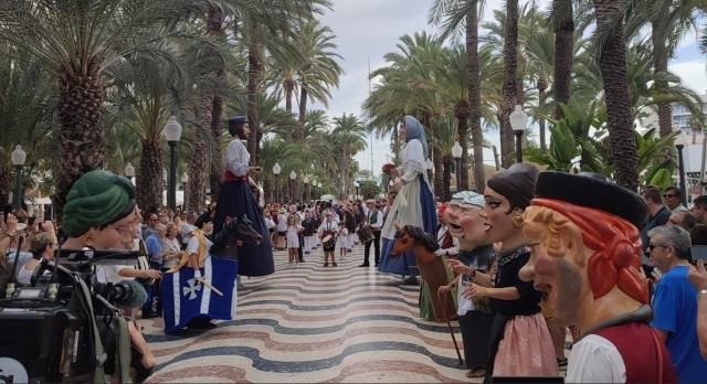 Alicante suspende los actos del 9 d'Octubre por la lluvia y refuerza la atención a transeúntes