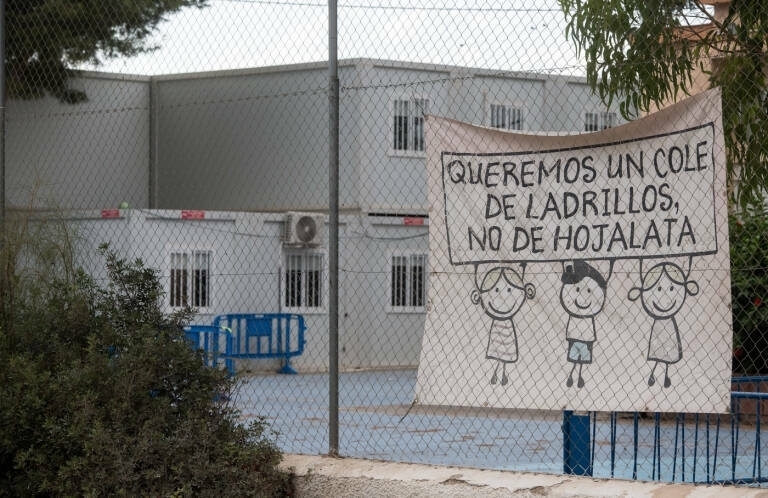 El fin de los barracones, más cerca: Educación avala el aumento de precio del CEIP La Cañada en Alicante