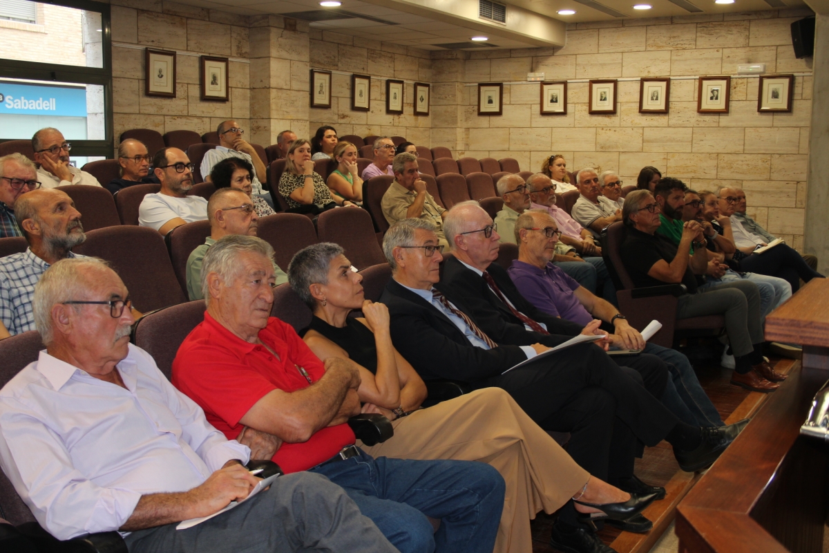 Asistentes a la presentación de la futura presa de Tabala en Beniel.