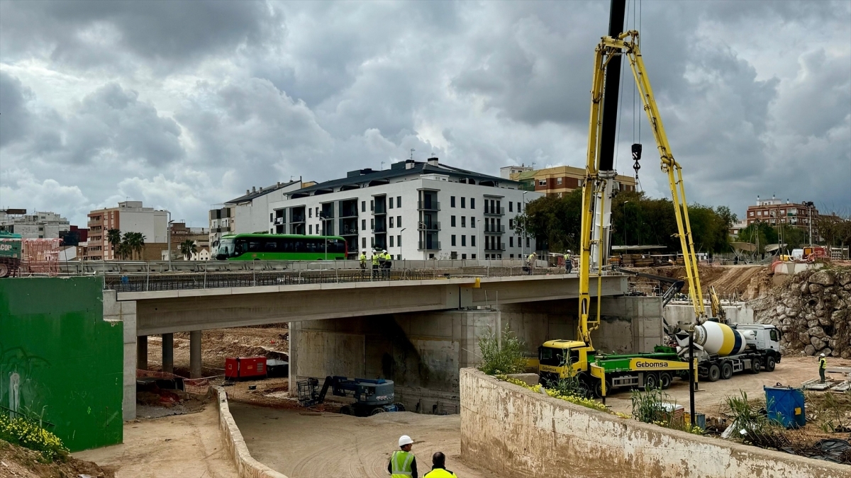 Reconstrucción del puente del metro en Paiporta.