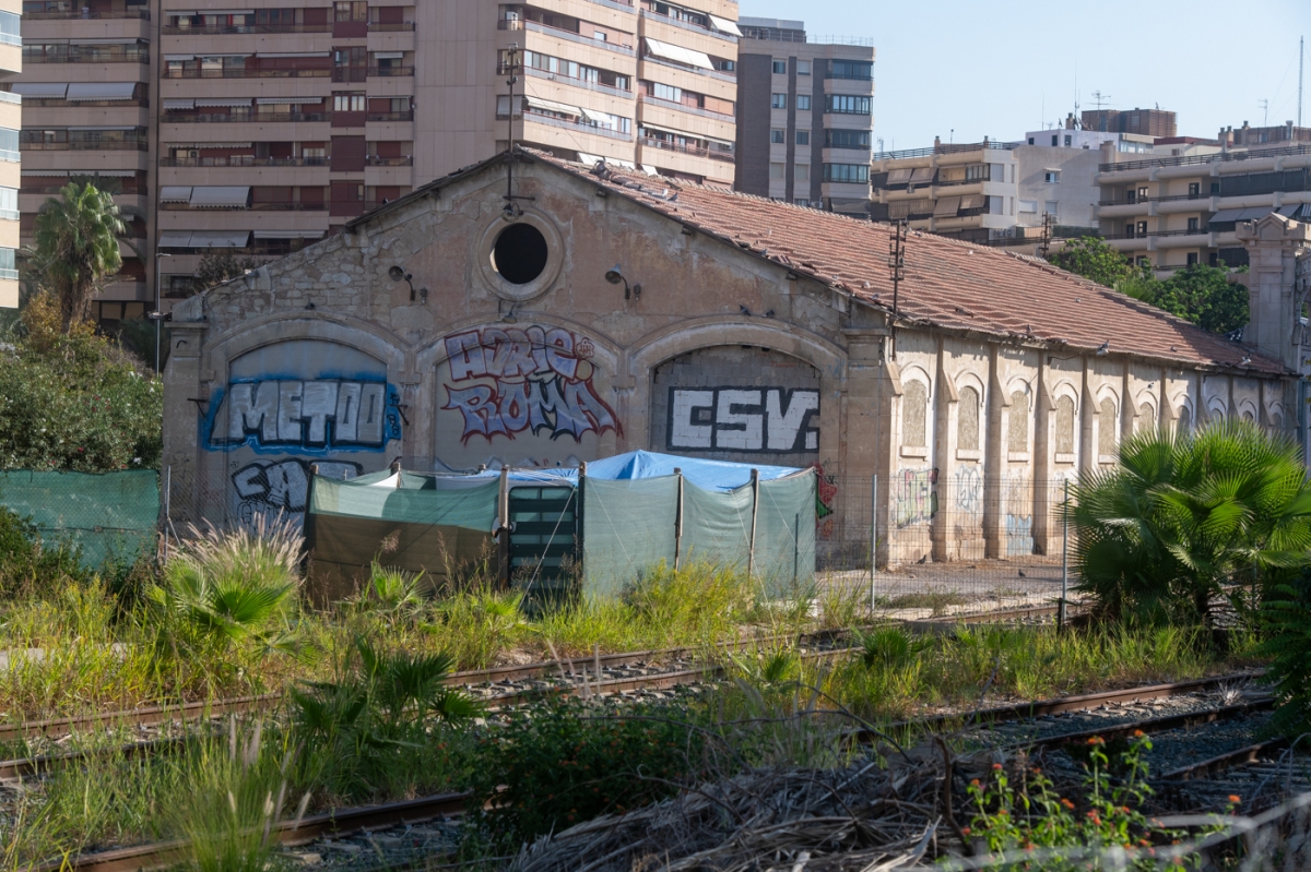 La nave anexa a la Estación de Benalúa, sobre la que se proyecta ampliar Casa Mediterráneo. - Foto: RAFA MOLINA