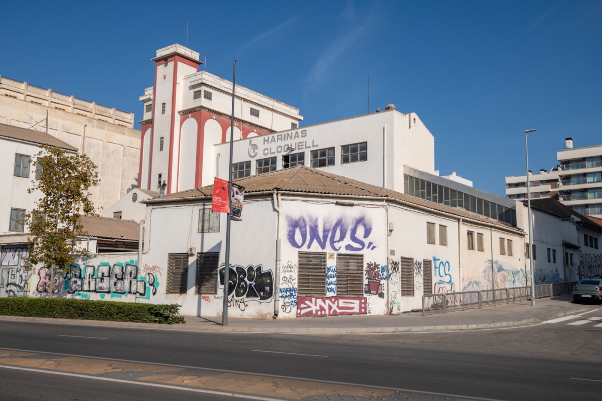El edificio de la antigua fábrica de Harinas Cloquell, en Alicante. - Foto: RAFA MOLINA