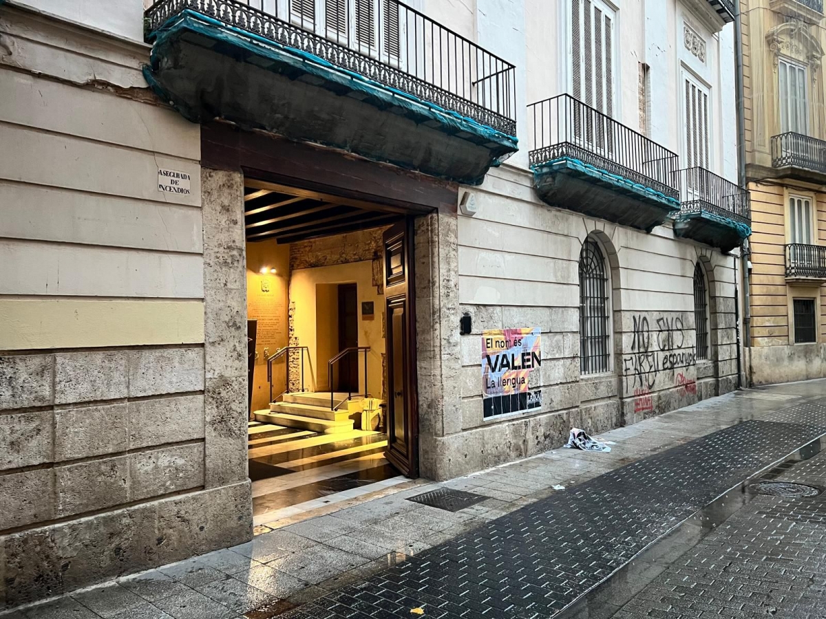 Lo Rat Penat denuncia la agresión a su sede con pintadas y símbolos independentistas