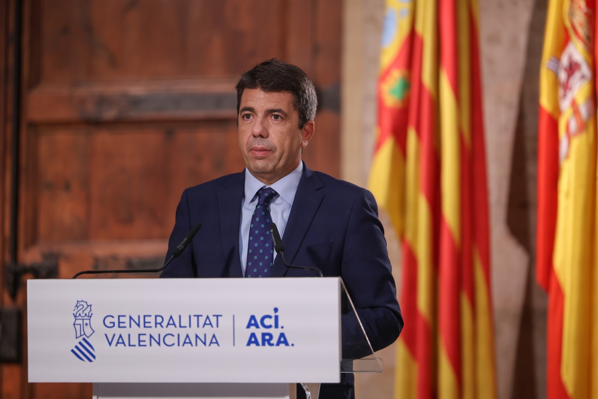 Mazón se empapa de himno y 'senyera' para animar la reconstrucción con la Generalitat 