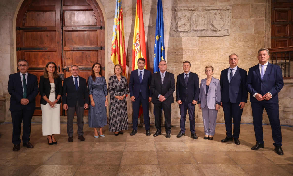 Mazón acompañado por los consellers.