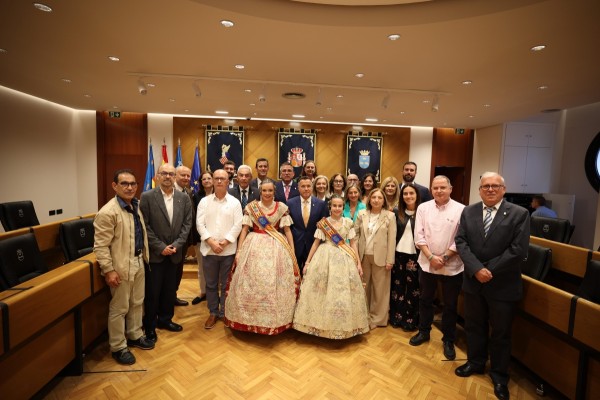Il•luminació de l'ajuntament, interpretació de l'himne regional i hissada de la bandera: Burriana celebra el 9 d'Octubre