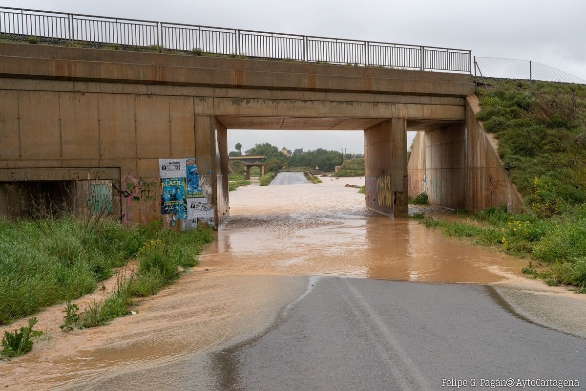 La lluvia obliga a cerrar el Camino del Sifón y la F-51 entre Pozo Estrecho y Torre Pacheco