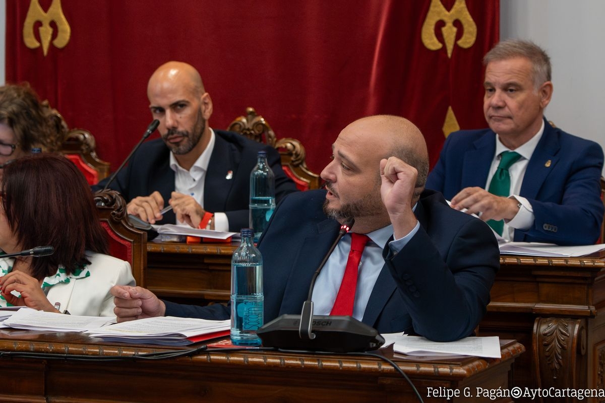 Manolo Torres brilla en un Pleno interrumpido por la lluvia: ironía, estrategia y golpes políticos a derecha e izquierda