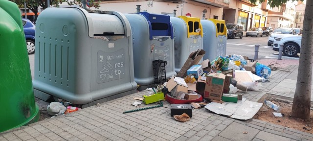 El PP denuncia la acumulación de residuos fuera de los contenedores en Elda