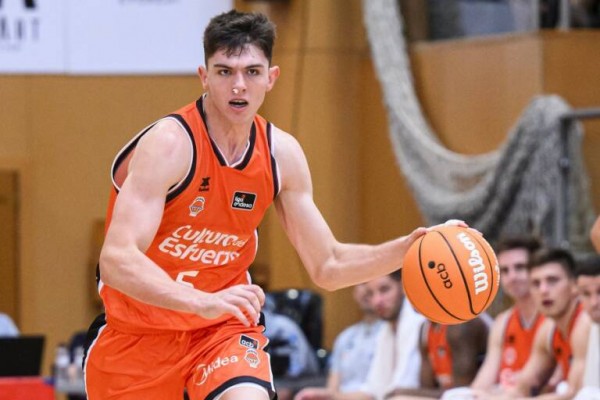 El Valencia espera en breve a De Larrea y en noviembre a Jones pero estudia el mercado

