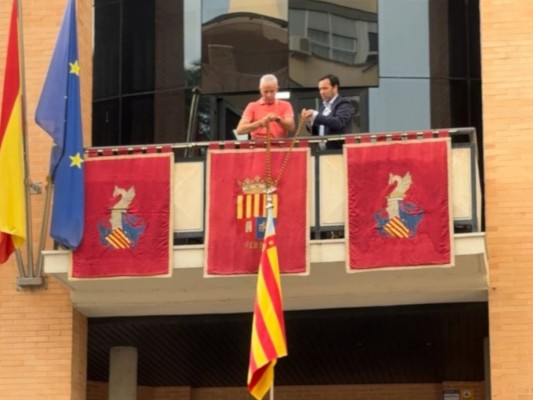 Albal recupera la procesión cívica con la Real Senyera tras 20 años sin celebrarse