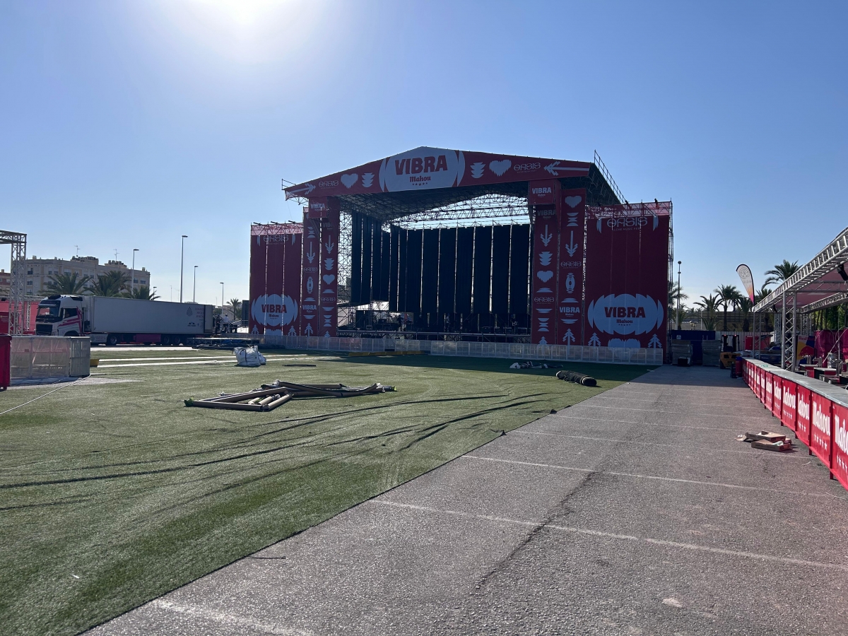Escenario del Elche Oasis Music Fest, durante el montaje -