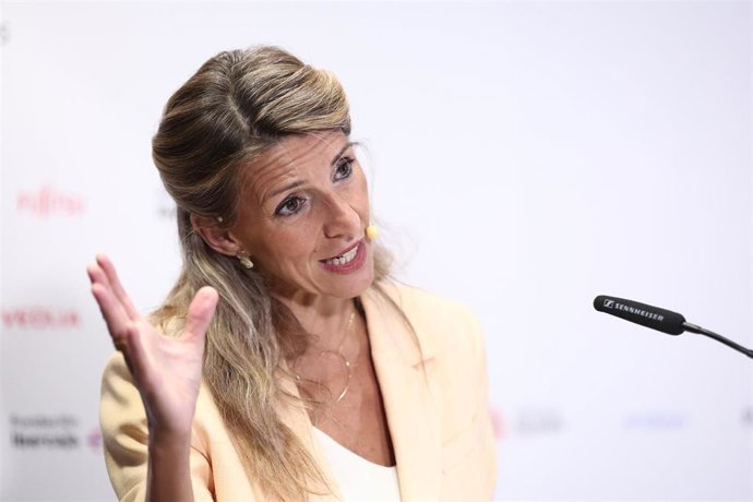 El Consell, CEV y sindicatos afean a Díaz ampliar el permiso por muerte de un familiar sin convocar la mesa de diálogo social