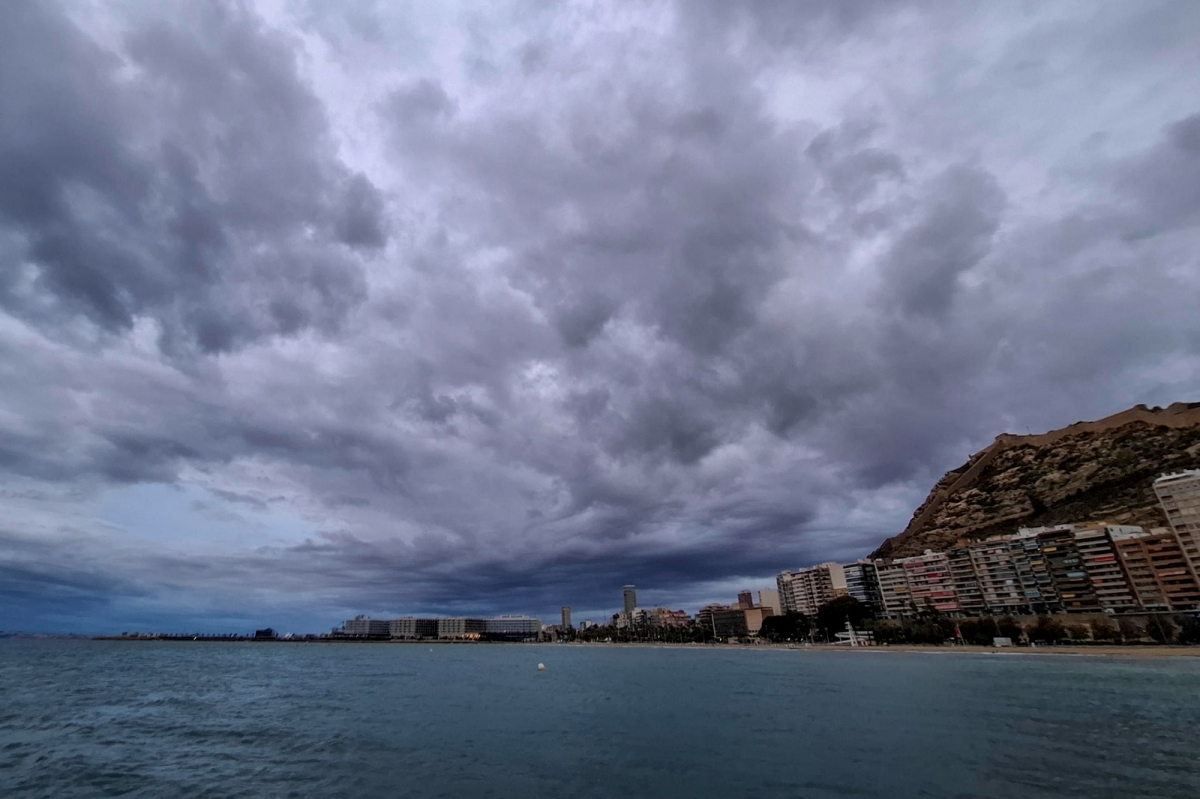 El cielo cubierto de nubes sobre la ciudad de Alicante. - Foto: EFE El cielo cubierto de nubes sobre la ciudad de Alicante.