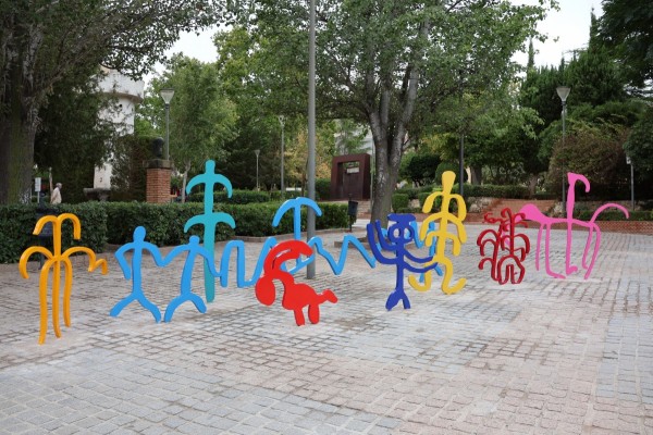 Un conjunto escultórico inspirado en las pinturas rupestres del Monte Arabí llena de color el Parque de la Constitución de Yecla 