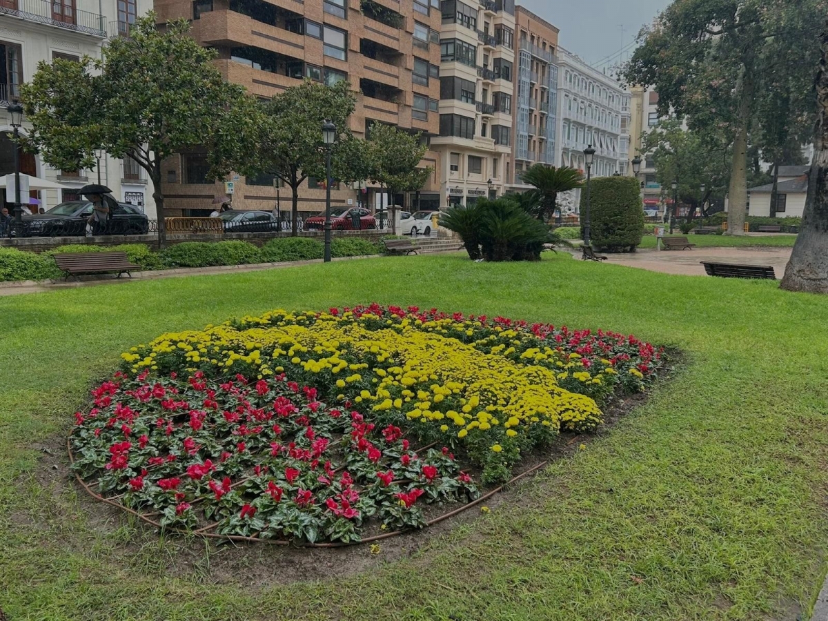 València planta flores rojas y amarillas en la Albereda y el Parterre por el 12 de octubre