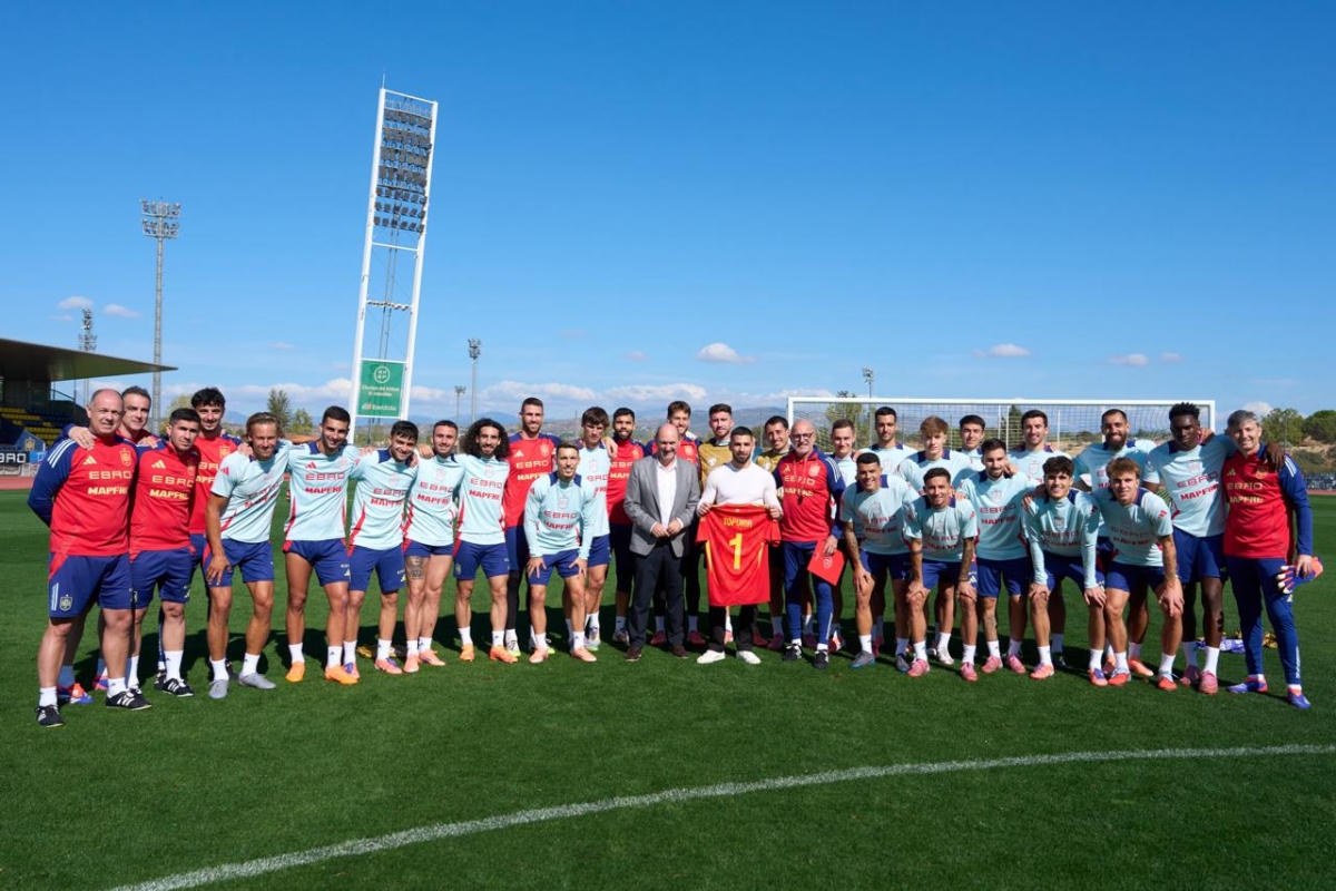 Topuria visita a La Roja y le desea suerte para sus próximos partidos
