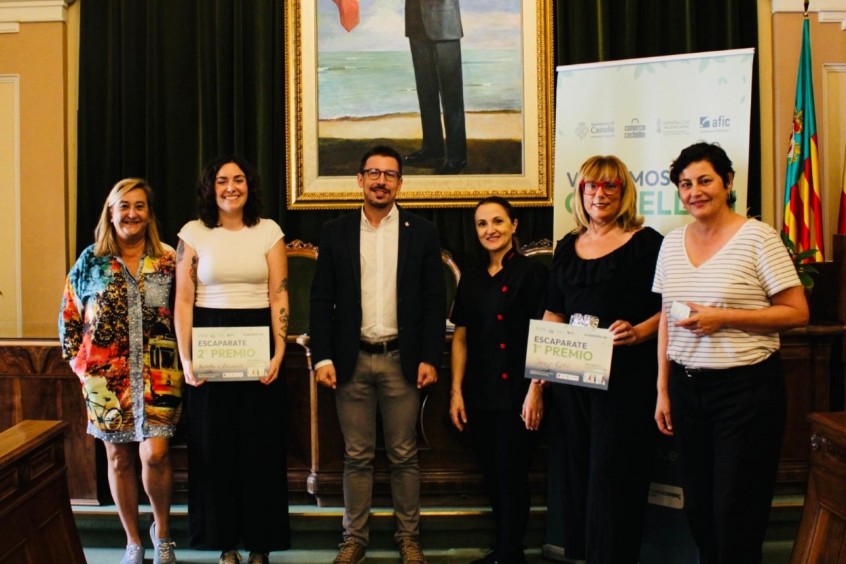 Los comercios 'Decorestil' y 'Bestiolets i Animalots' se llevan el concurso de escaparates de Castelló